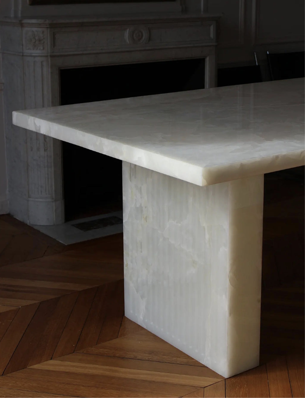 Aura White Onyx marble dining table detail - contemporary Italian furniture with pristine marble surface