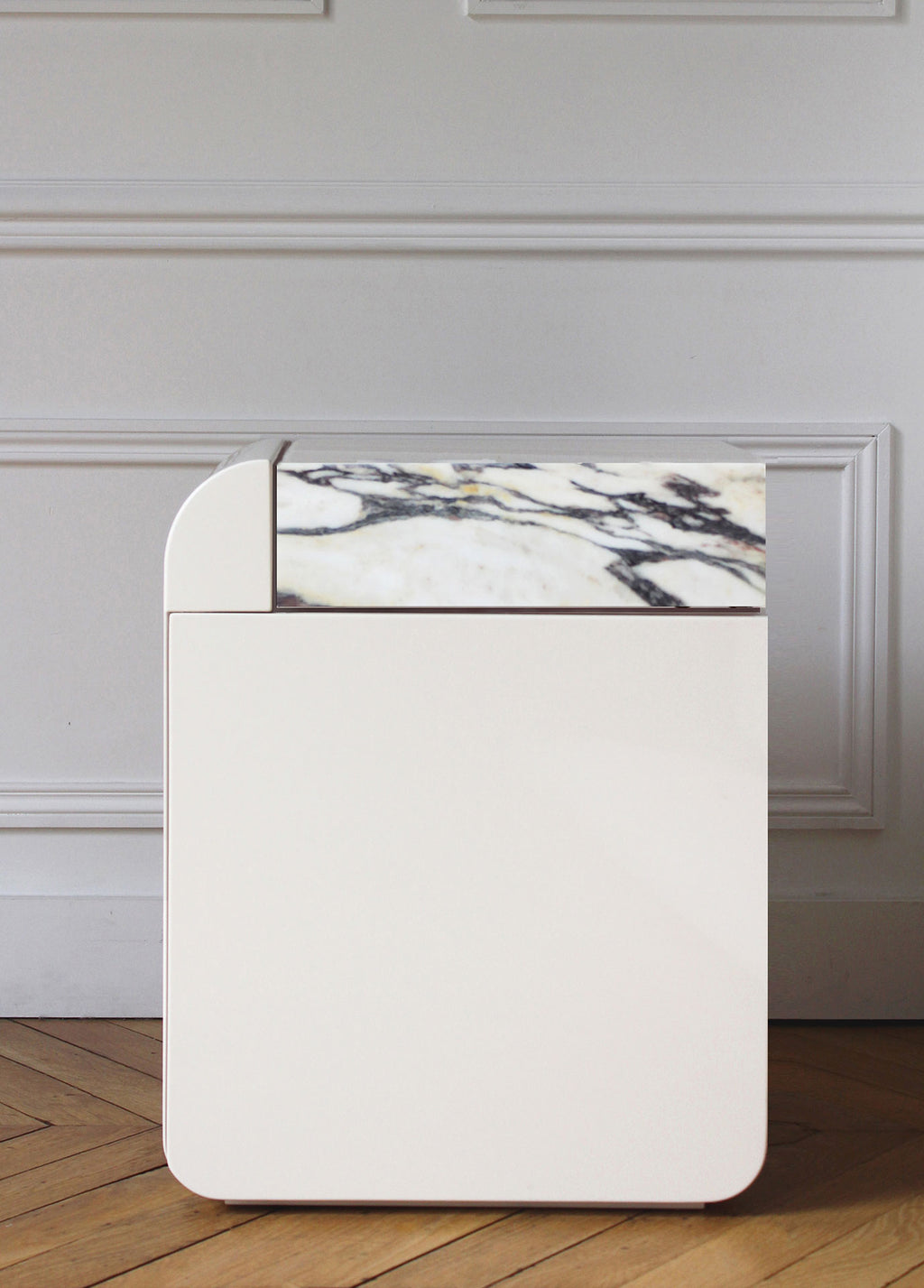 Amo Off-White and Ivory Onyx Storage Table