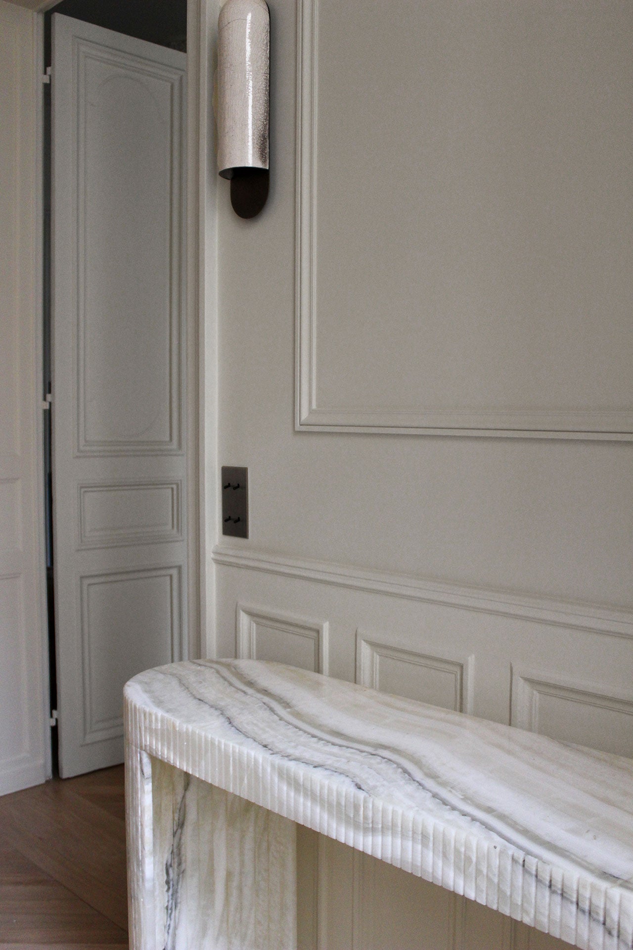 Luna Montaigne Onyx Console