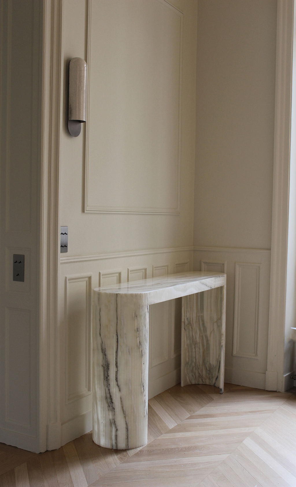 Luna Montaigne Onyx Console