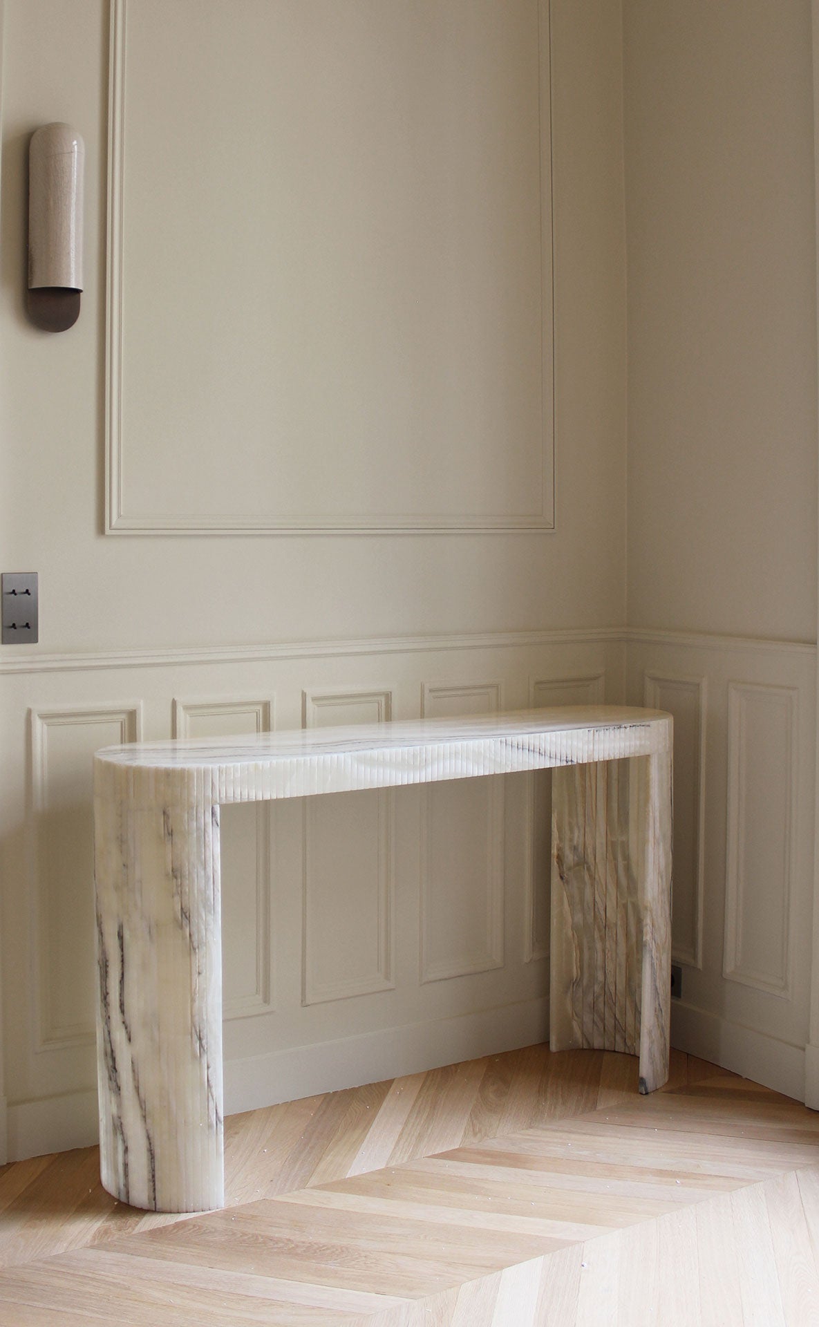 Luna Montaigne Onyx Console