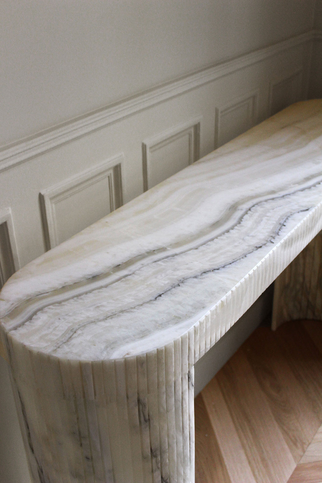 Luna Montaigne Onyx Console