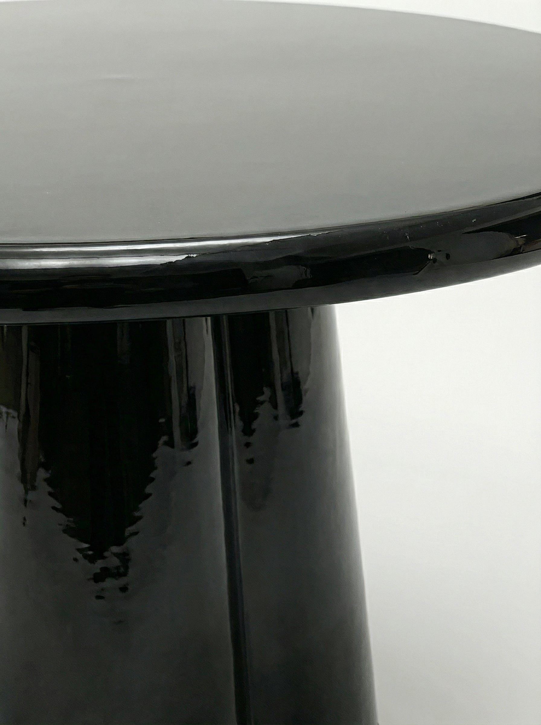 Poli Black Lacquered